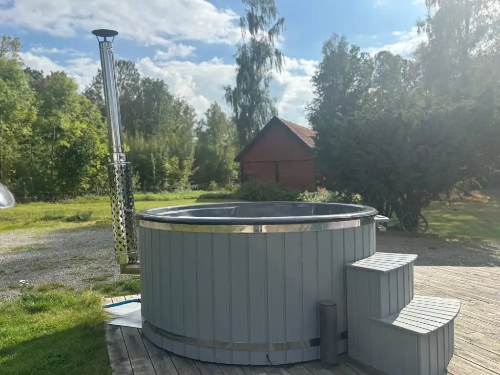 Badetonne im Garten der Villa Waldsee – Wellness-Ferienhaus direkt am See in Vissefjärda