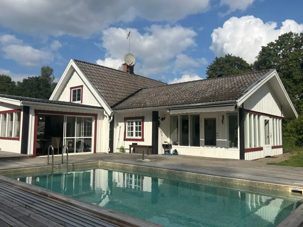 Pool mit Blick auf das Ferienhaus Villa Waldsee – Ferienhaus am See in Vissefjärda in Småland