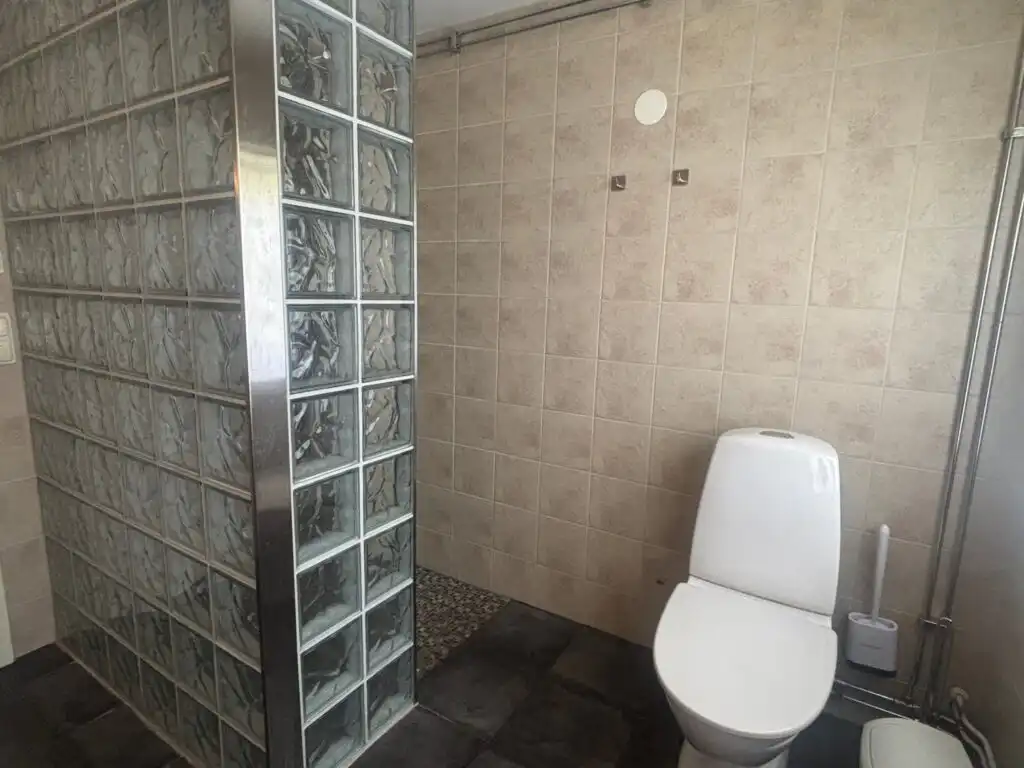 Badezimmer mit Dusche im Ferienhaus Villa Waldsee in Vissefjärda