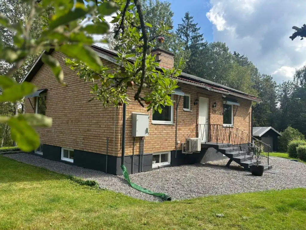 Außenansicht der Villa Orreforshult in Orrefors – Ferienhaus mit privatem Weiher zum Baden und Angeln
