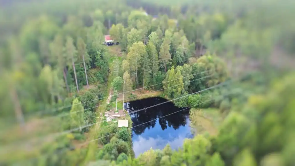 Luftaufnahme des privaten Weihers der Villa Orreforshult – Ferienhaus mit eigenem Angelteich in Småland