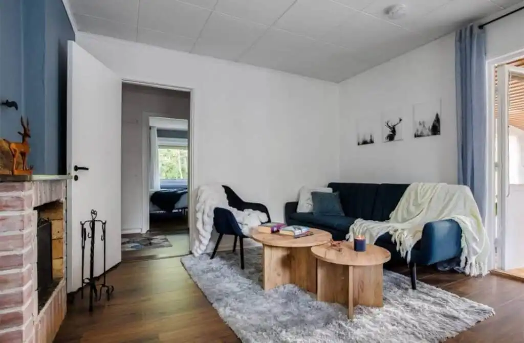 Modern eingerichtetes Wohnzimmer – neu renoviertes Ferienhaus Villa Orreforshult im Glasriket