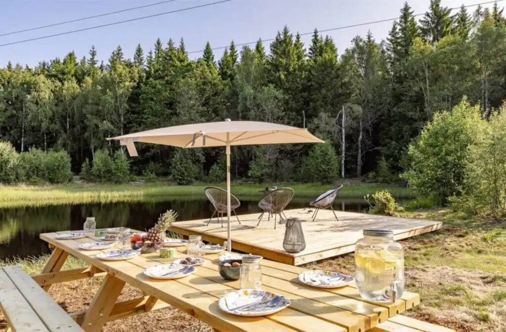 Großzügige Terrasse der Villa Orreforshult – Ferienhaus im Glasriket mit Naturblick