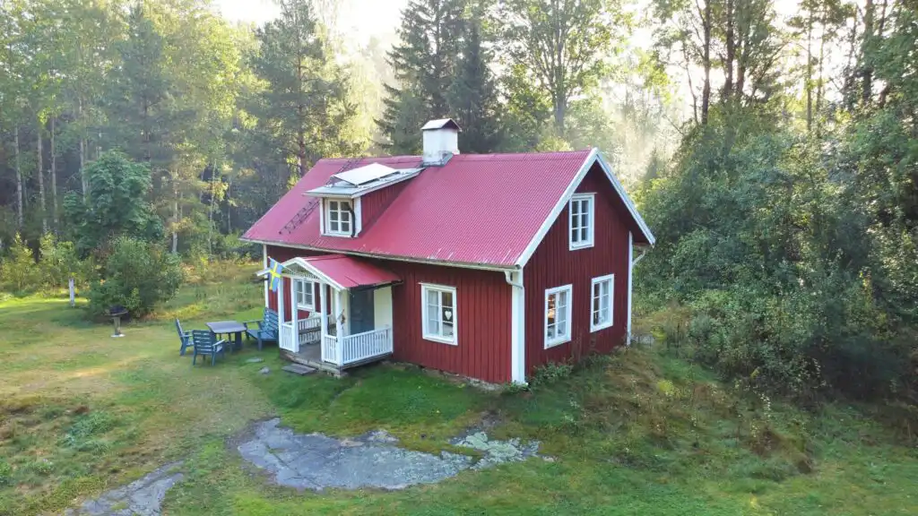 Außenansicht von Hus Blommekulla bei Högsby – Ferienhaus im Wald in Småland nahe zwei Seen