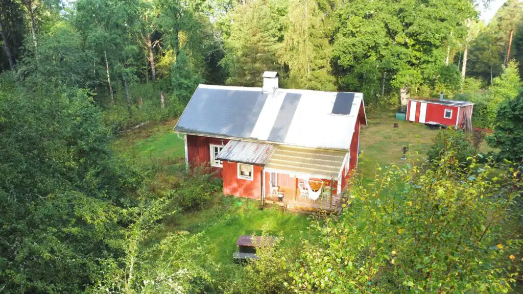 Vogelperspektive auf Hus Blommekulla bei Högsby – Ferienhaus im Wald nahe zwei Seen in Småland