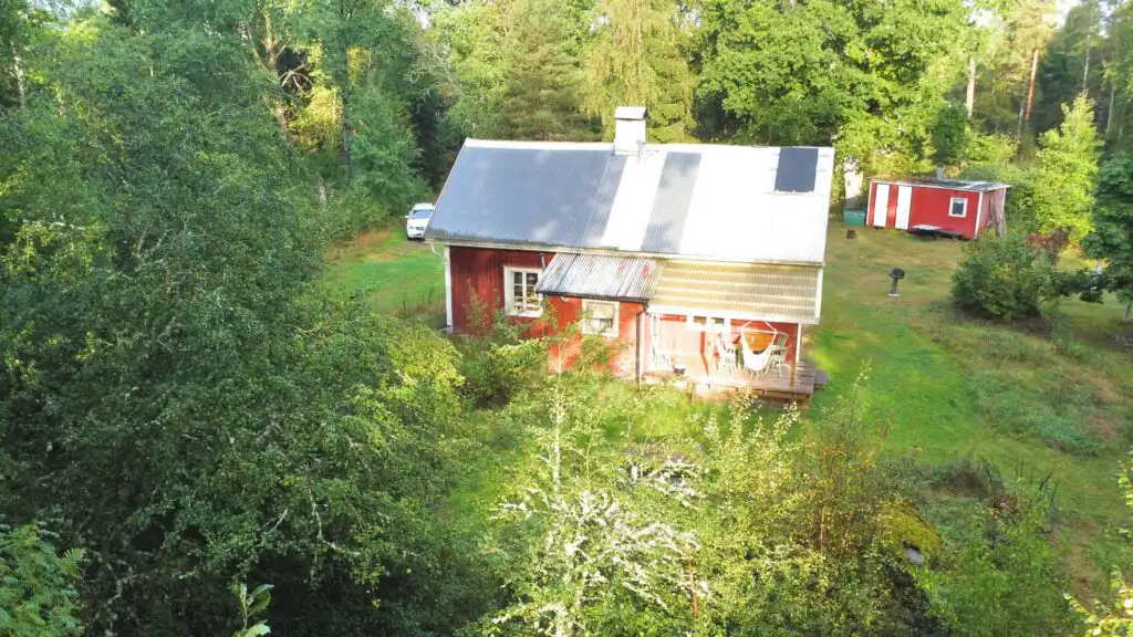 Vogelperspektive auf Hus Blommekulla bei Högsby – Ferienhaus in Småland mitten im Wald