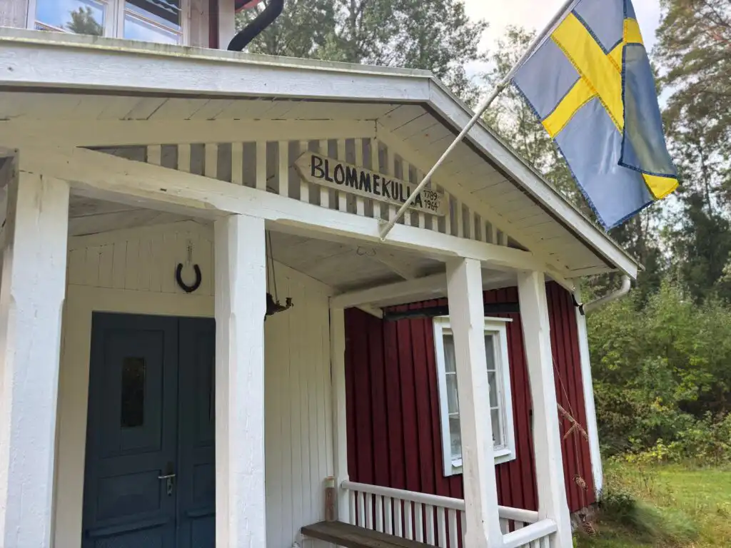 Eingangsbereich von Hus Blommekulla bei Högsby – typisches rotes Schwedenhaus in Småland