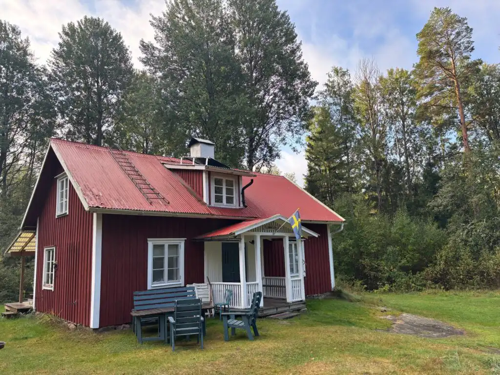 Hauptansicht des Ferienhauses Hus Blommekulla bei Högsby – Ferienhaus im Wald in Småland