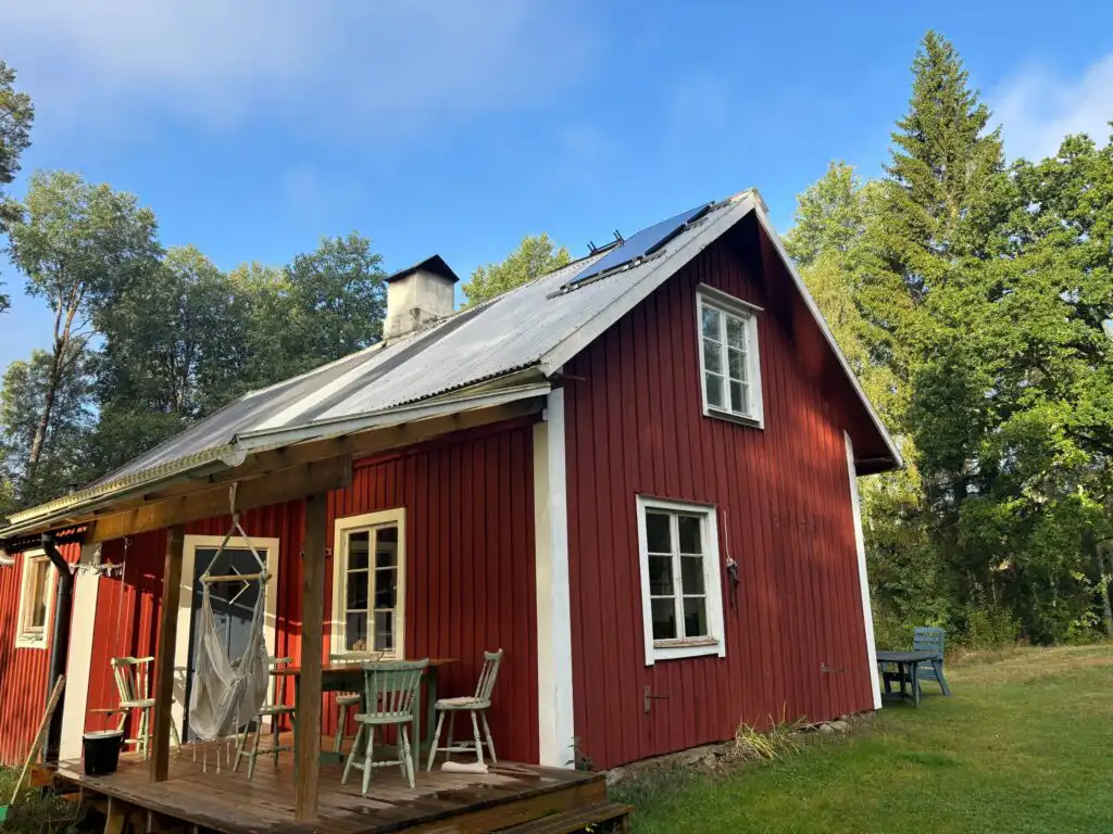 Seitenansicht von Hus Blommekulla bei Högsby – Ferienhaus in der Natur von Småland