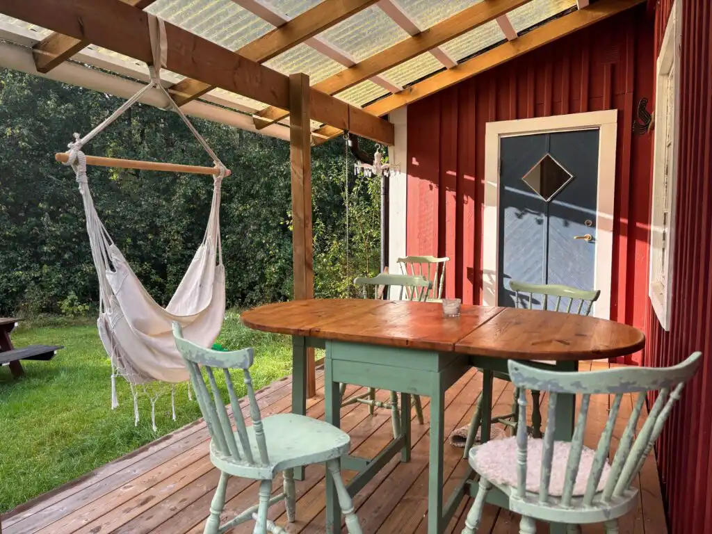 Terrasse mit Hängematte am Ferienhaus Hus Blommekulla bei Högsby – Natururlaub in Småland