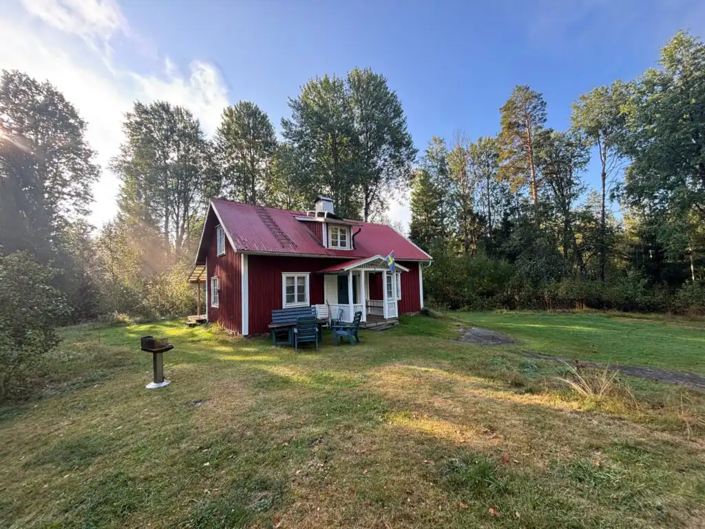 Außenansicht von Hus Blommekulla bei Högsby – Ferienhaus im Wald in Småland nahe zwei Seen