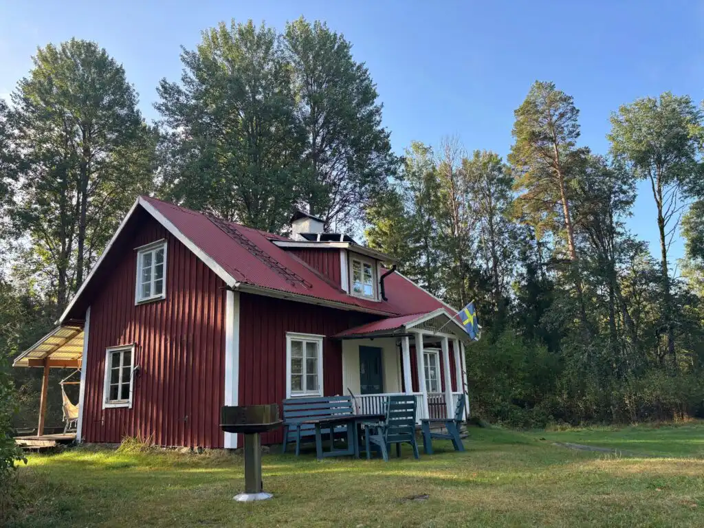 Hauptansicht des Ferienhauses Hus Blommekulla bei Högsby – typisches rotes Schwedenhaus in Småland