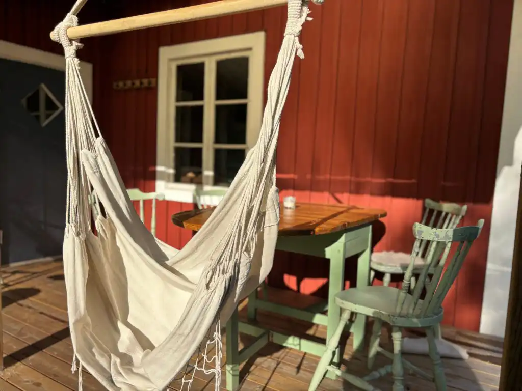 Hängematte auf der Terrasse am Ferienhaus Hus Blommekulla bei Högsby – Ferienhaus in Småland