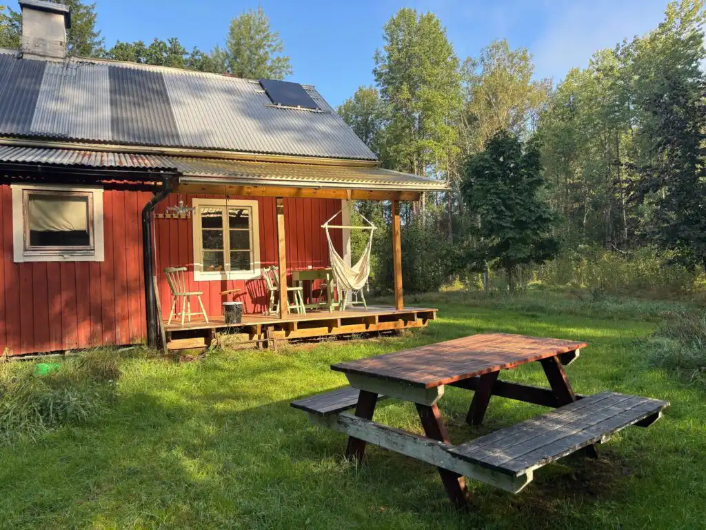 Garten mit Sitzplatz am Ferienhaus Hus Blommekulla bei Högsby – Ferienhaus im Wald in Småland