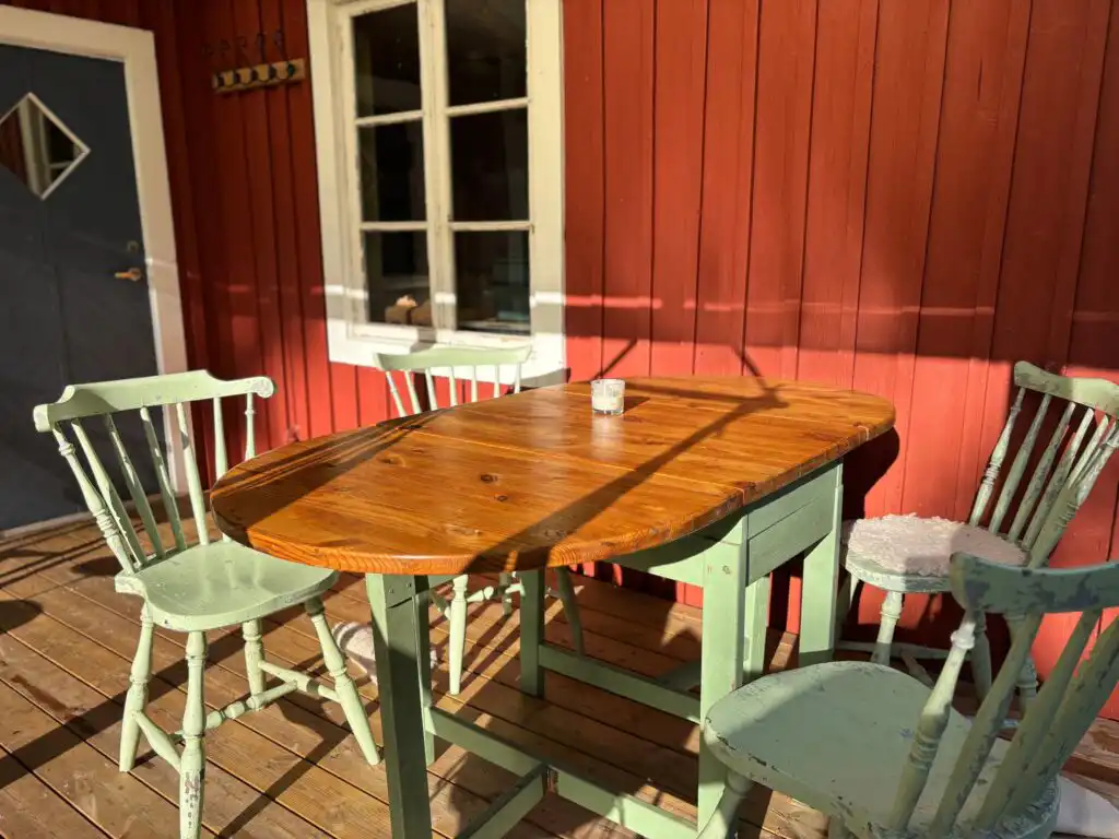Essplatz auf der Terrasse am Ferienhaus Hus Blommekulla bei Högsby – Natururlaub in Småland