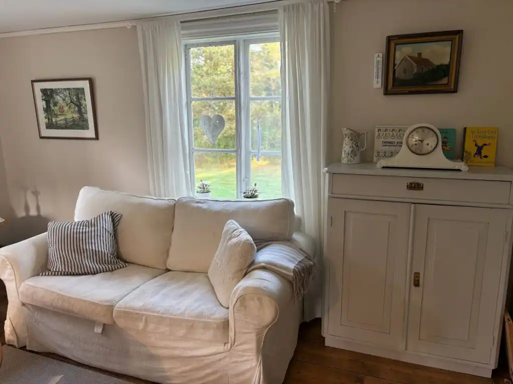 Wohnzimmer mit Sessel im Ferienhaus Hus Blommekulla bei Högsby – Ferienhaus in Småland