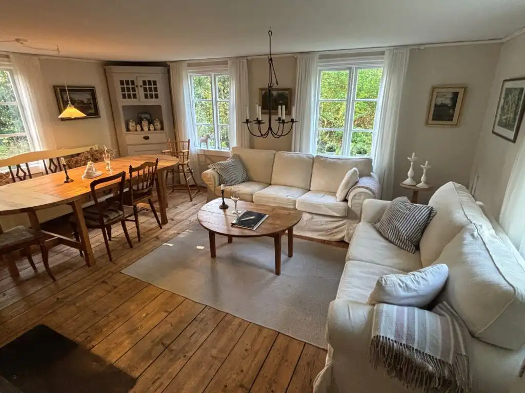 Wohnzimmer im Ferienhaus Hus Blommekulla bei Högsby – gemütliches Ferienhaus im Wald in Småland