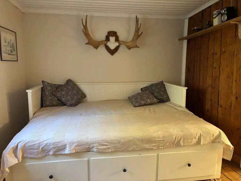Schlafzimmer mit Doppelbett im Ferienhaus Hus Blommekulla bei Högsby – Ferienhaus in Småland