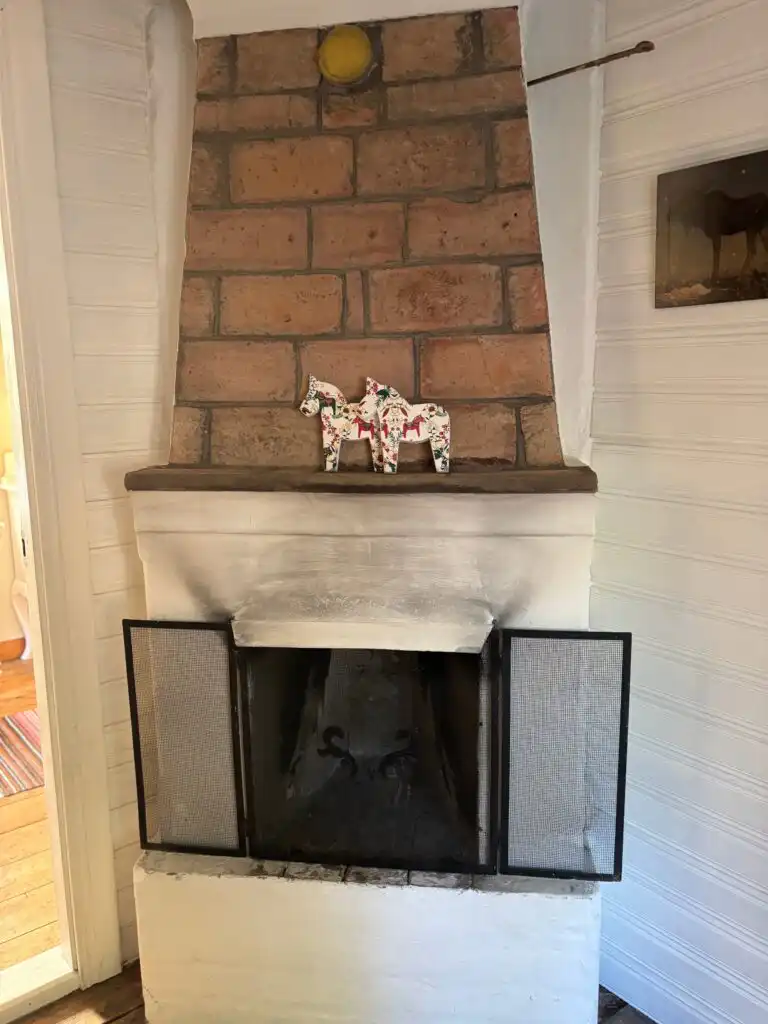 Kamin im Ferienhaus Hus Blommekulla bei Högsby – gemütliches Ferienhaus im Wald in Småland