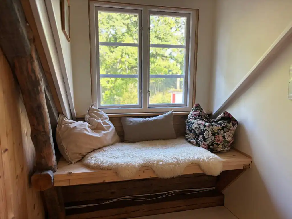 Schlafzimmer mit Fensterblick im Ferienhaus Hus Blommekulla bei Högsby – Natururlaub in Småland