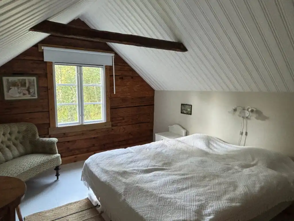 Schlafzimmer im Dachgeschoss des Ferienhauses Hus Blommekulla bei Högsby – Ferienhaus im Wald in Småland