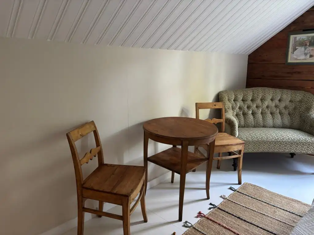 Sitzecke im Dachgeschoss des Ferienhauses Hus Blommekulla bei Högsby – Ferienhaus in Småland