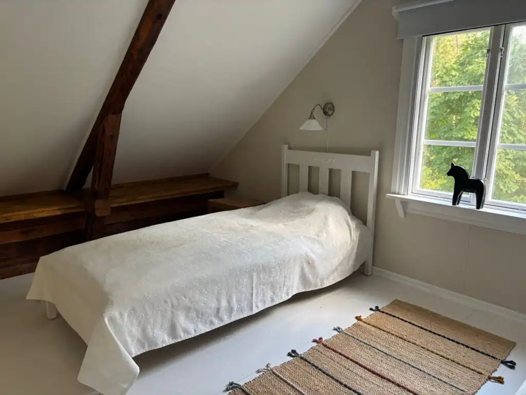Schlafzimmer mit Einzelbett im Ferienhaus Hus Blommekulla bei Högsby – Ferienhaus in Småland