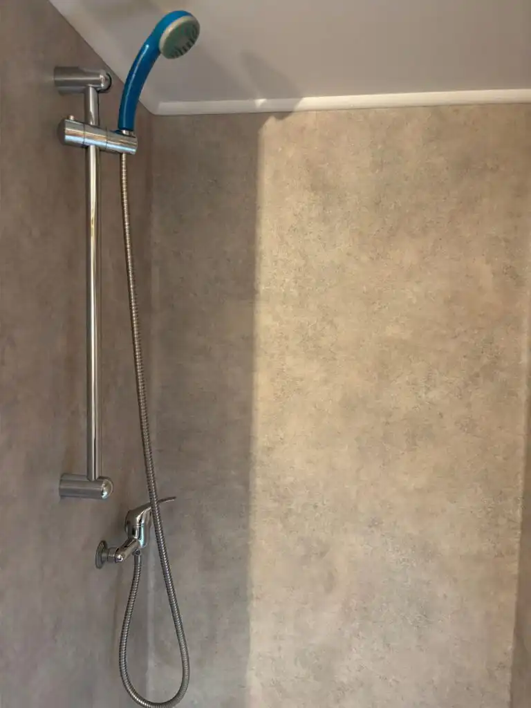 Dusche im Badezimmer des Ferienhauses Hus Blommekulla bei Högsby – Ferienhaus in Småland