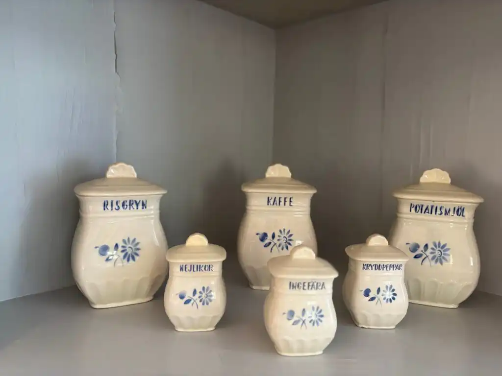 Dekorative Küchenaccessoires im Ferienhaus Hus Blommekulla bei Högsby – typisch schwedischer Stil