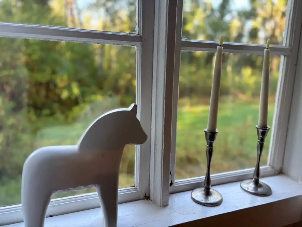 Dekoratives Fensterdetail im Ferienhaus Hus Blommekulla bei Högsby – Ferienhaus im Wald in Småland