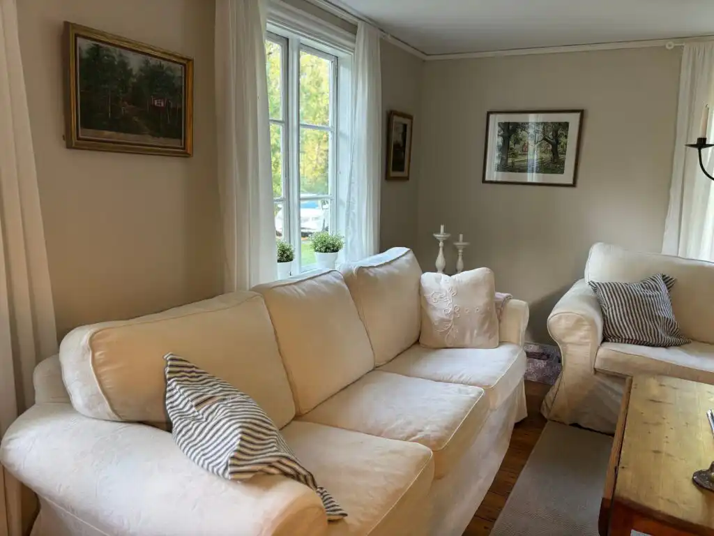 Wohnzimmer mit Sofa im Ferienhaus Hus Blommekulla bei Högsby – Ferienhaus in Småland