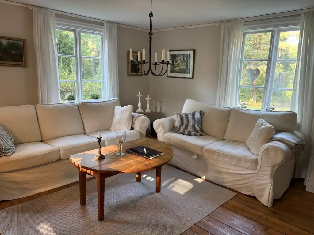 Wohnzimmer mit Sofa im Ferienhaus Hus Blommekulla bei Högsby – Ferienhaus in Småland