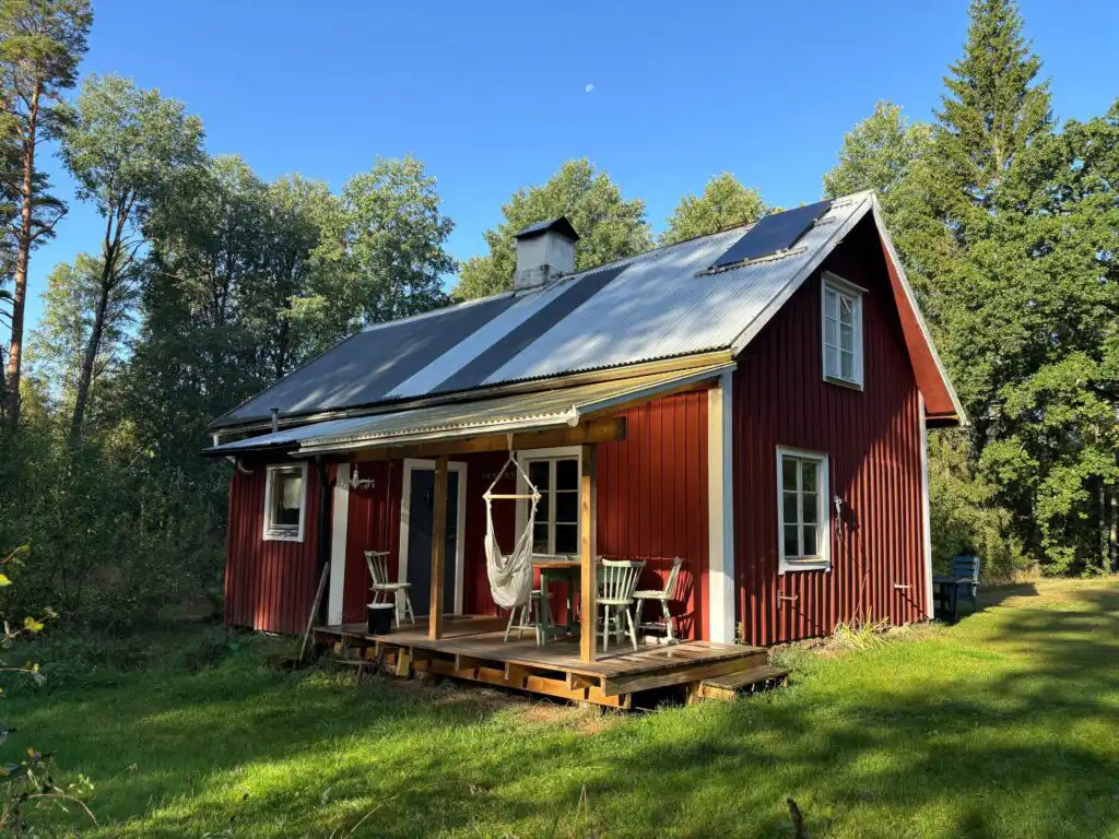 Außenansicht von Hus Blommekulla bei Högsby – Ferienhaus im Wald in Småland nahe zwei Seen