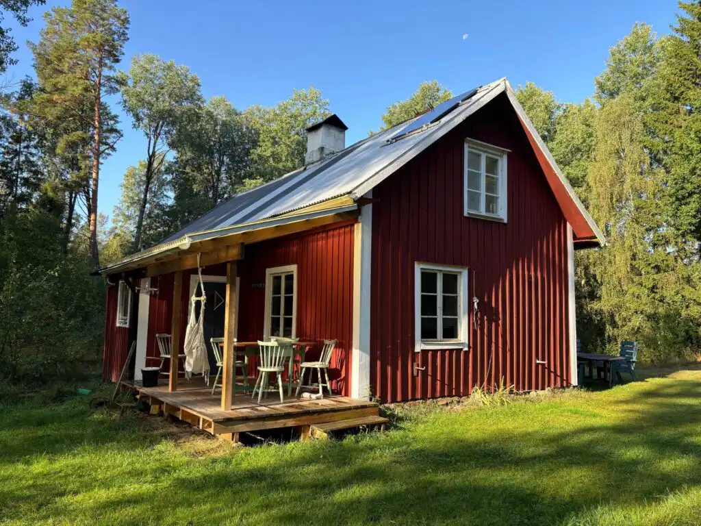 Hauptansicht des Ferienhauses Hus Blommekulla bei Högsby – typisches rotes Ferienhaus in Småland mitten in der Natur