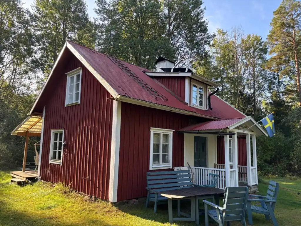 Außenansicht von Hus Blommekulla bei Högsby – Ferienhaus im Wald in Småland nahe zwei Seen