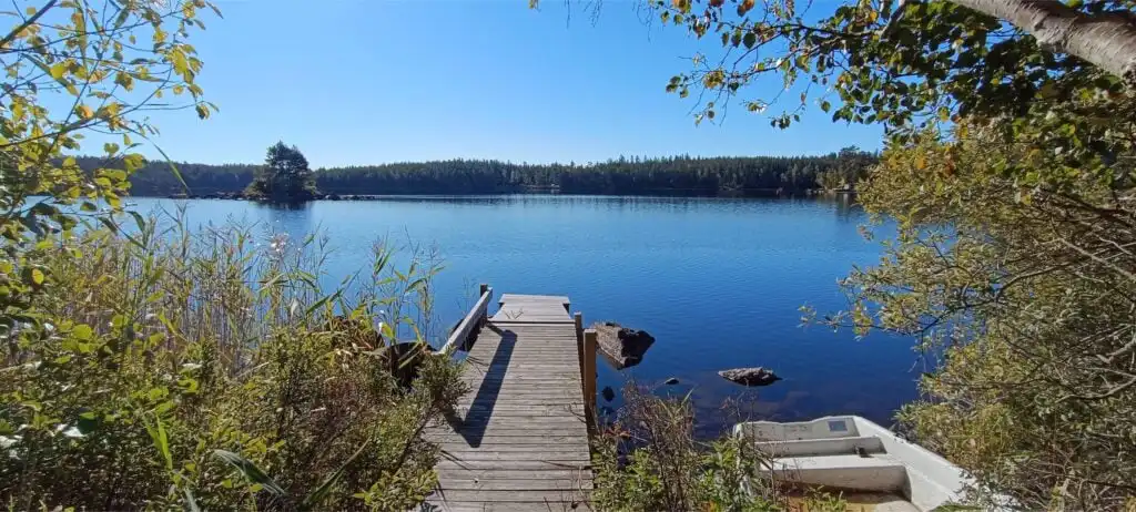 Steg und See am Sinnernsee nahe Hus Sinnermåla