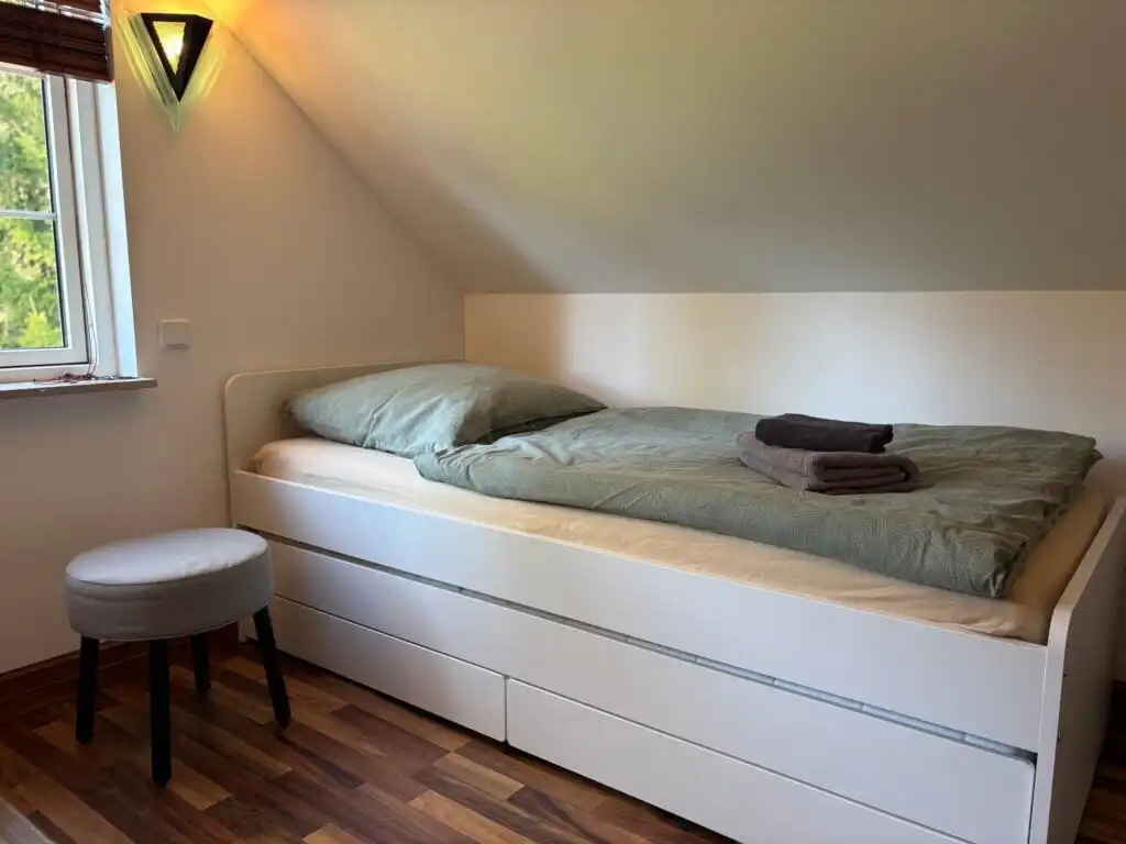 Helles Schlafzimmer im Ferienhaus Naturhus Broby mit Blick ins Grüne