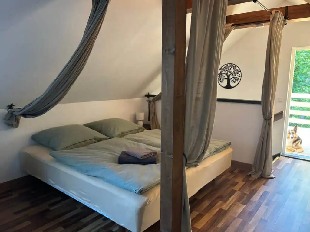 Schlafzimmer mit Dachschräge im Ferienhaus Naturhus Broby in Broby