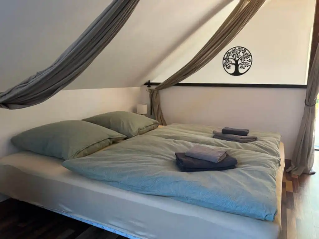 Schlafbereich im Dachgeschoss des Ferienhauses Naturhus Broby