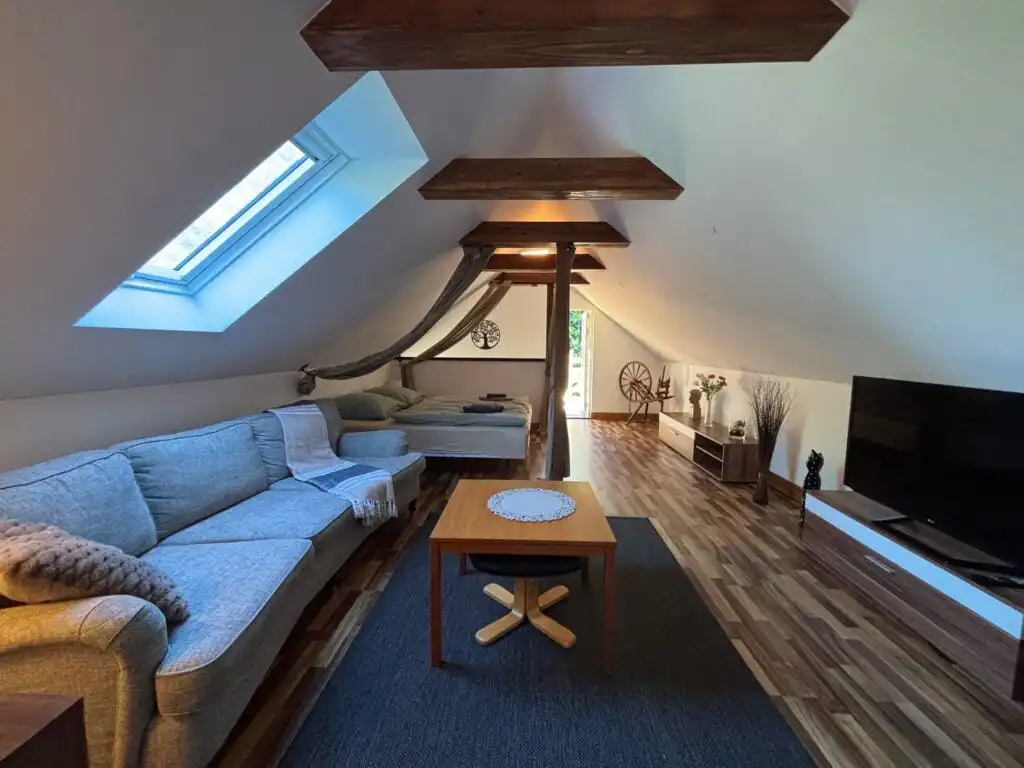 Wohnzimmer unter dem Dach im Ferienhaus Naturhus Broby in Skåne
