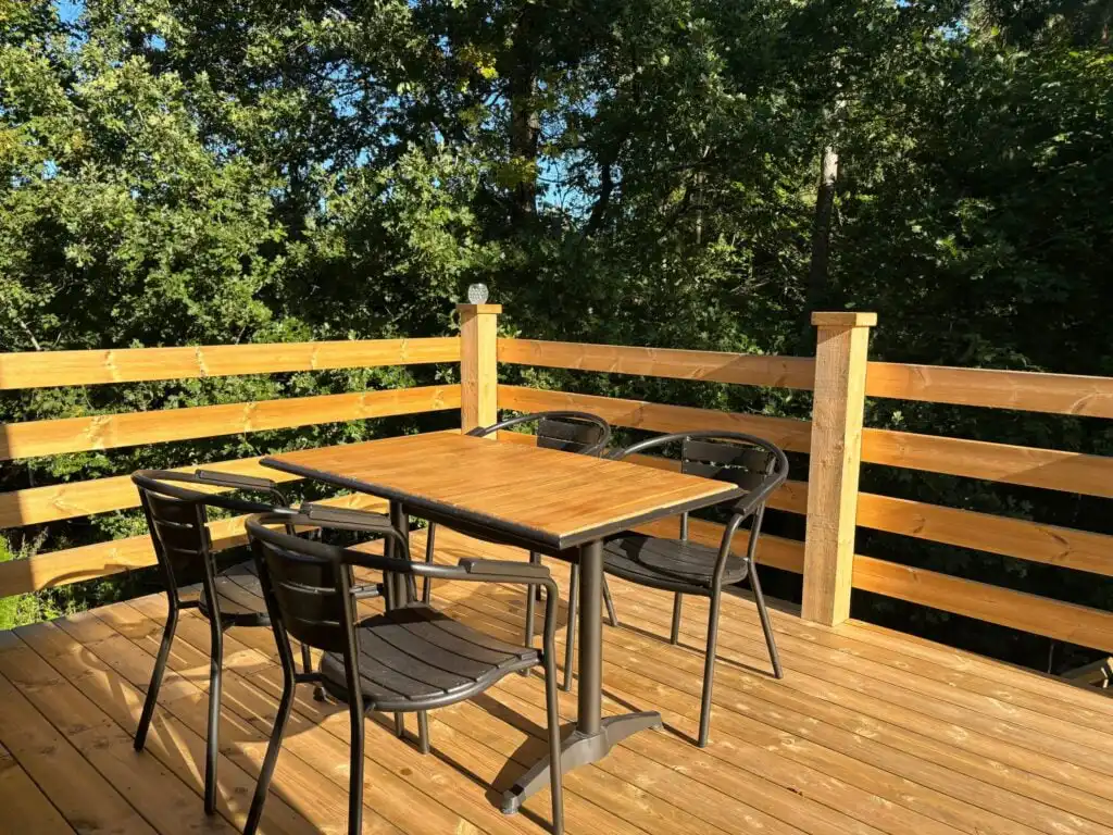 Sonnenterrasse im Garten des Ferienhauses Naturhus Broby in Skåne