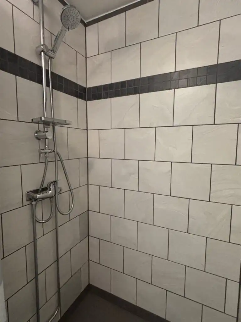 Badezimmer mit Dusche im Ferienhaus Naturhus Broby in Skåne