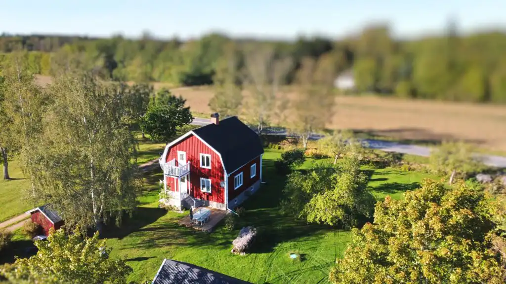 Hauptansicht vom Ferienhaus Hus Brobacka – rotes Schwedenhaus in ruhiger Natur