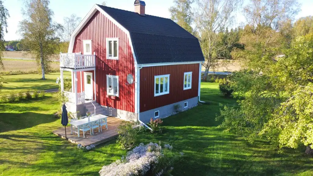 Vogelperspektive auf Hus Brobacka – klassisches rotes Schwedenhaus in Schweden zwischen Vänern und Vättern