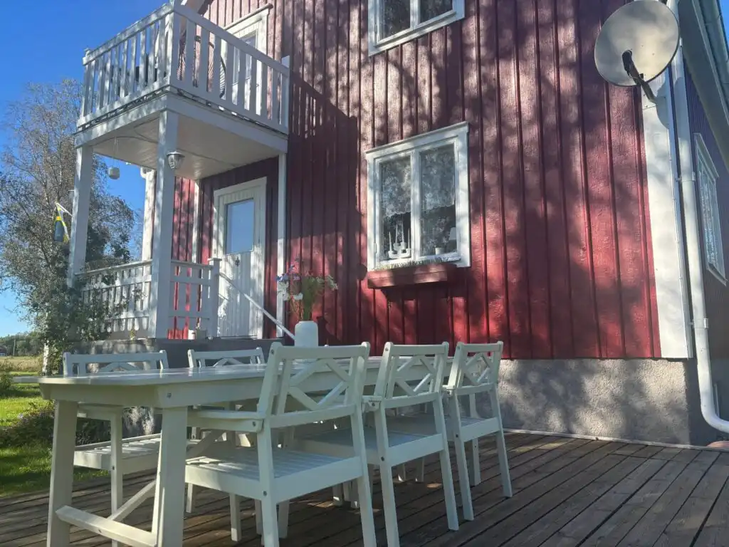 Terrasse am Ferienhaus Hus Brobacka – gemütlicher Außenbereich für Urlaub in Schweden