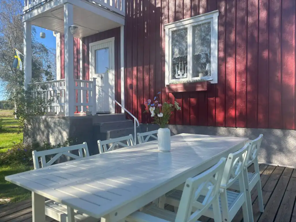 Terrasse am Ferienhaus Hus Brobacka – rotes Schwedenhaus in der Natur zwischen Vänern und Vättern