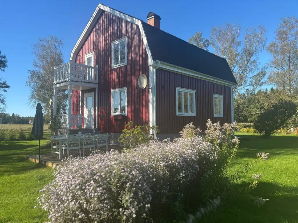 Hauptansicht des Ferienhauses Hus Brobacka – klassisches rotes Schwedenhaus in Schweden