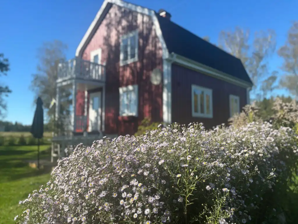 Hauptansicht vom Ferienhaus Hus Brobacka – klassisches rotes Schwedenhaus