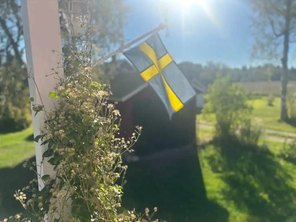 Fassade und Eingang vom Ferienhaus Hus Brobacka in Brobacka – traditionelles Schwedenhaus zwischen Vänern und Vättern