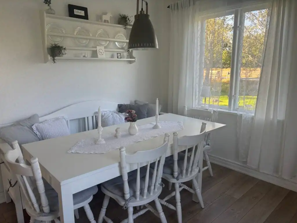 Essbereich in der Küche im Ferienhaus Hus Brobacka – gemütliches Schwedenhaus